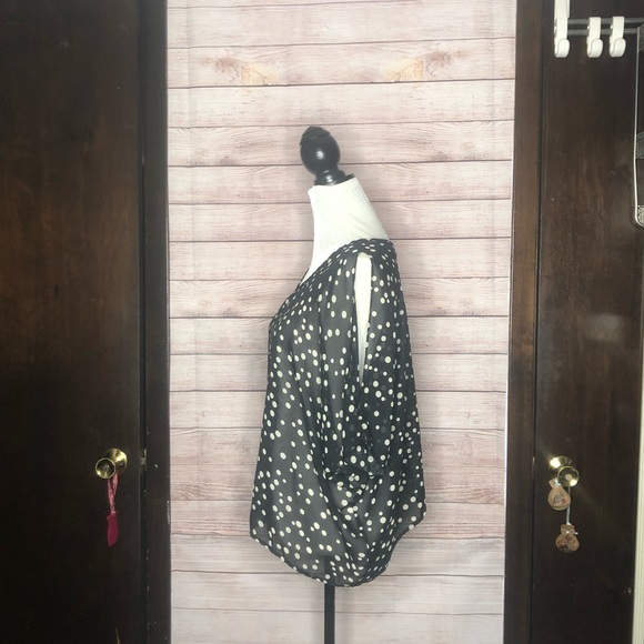Cold shoulder Polkadot top - Picture 2 of 7